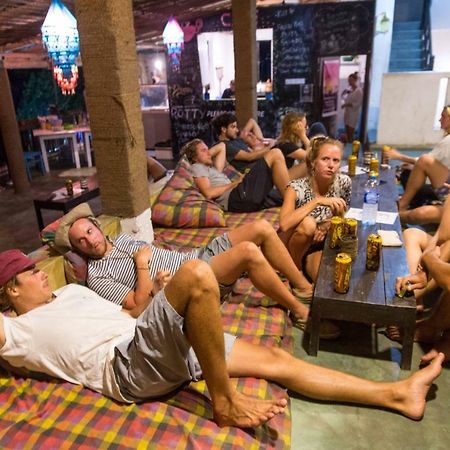 Cheeky Monkey Surf Camp Otel Weligama Dış mekan fotoğraf