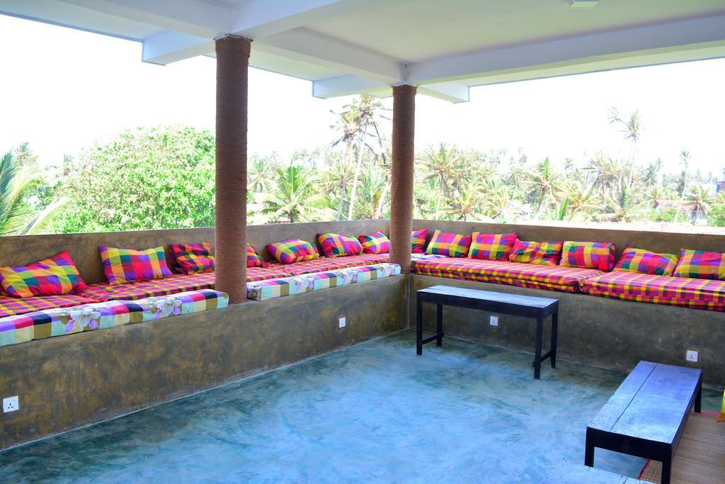Cheeky Monkey Surf Camp Otel Weligama Dış mekan fotoğraf