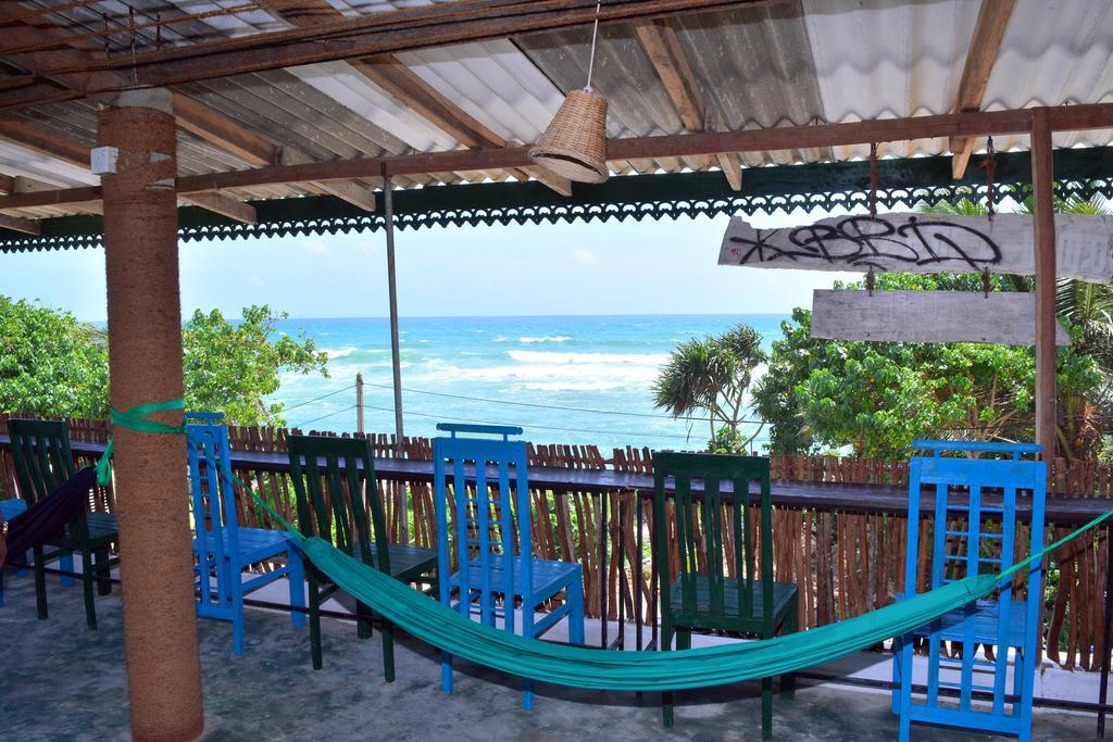 Cheeky Monkey Surf Camp Otel Weligama Dış mekan fotoğraf