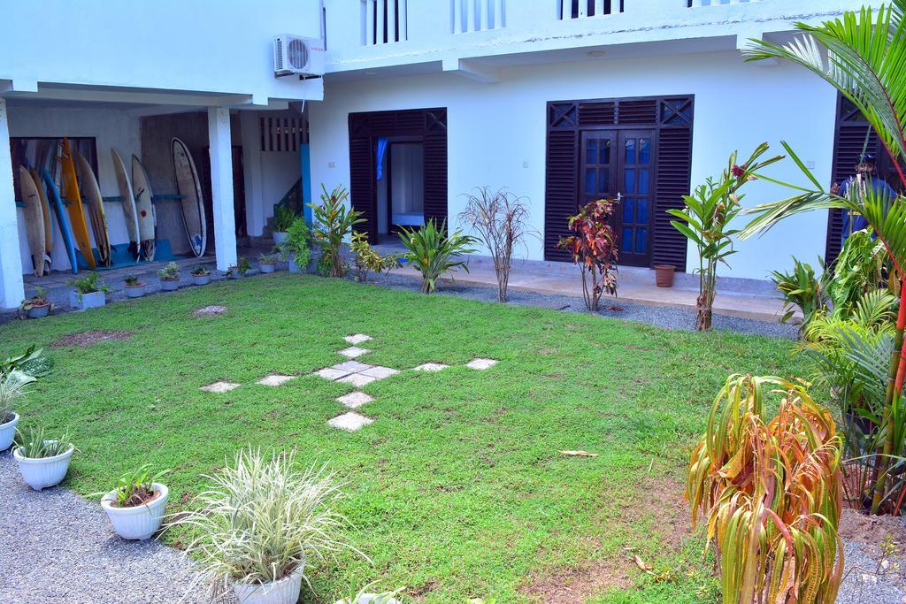 Cheeky Monkey Surf Camp Otel Weligama Dış mekan fotoğraf