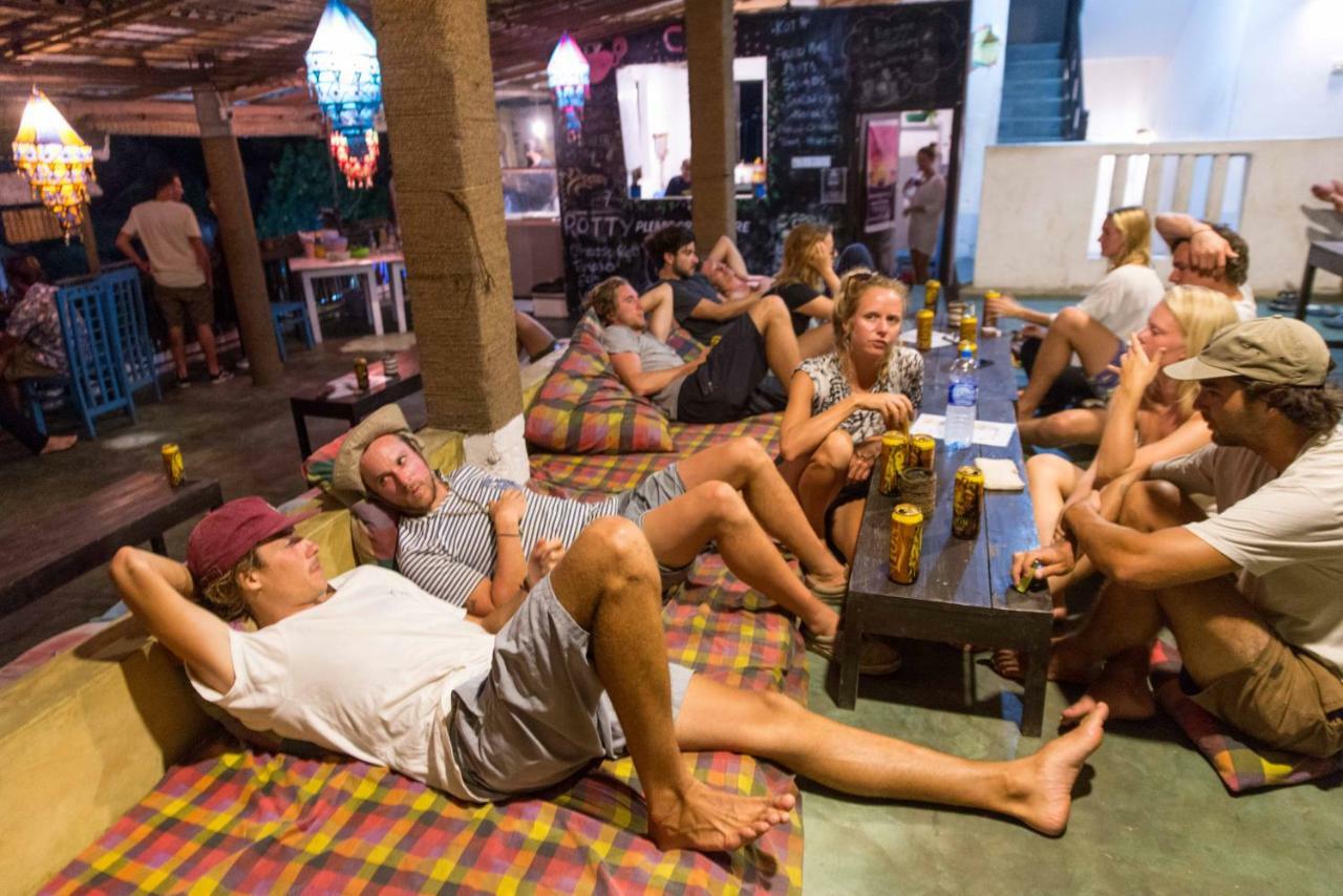 Cheeky Monkey Surf Camp Otel Weligama Dış mekan fotoğraf