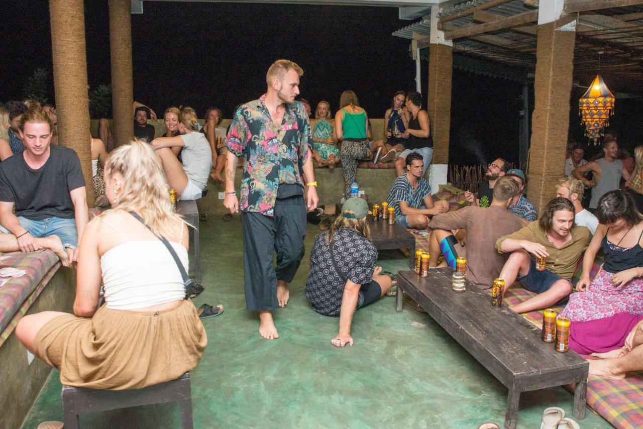 Cheeky Monkey Surf Camp Otel Weligama Dış mekan fotoğraf